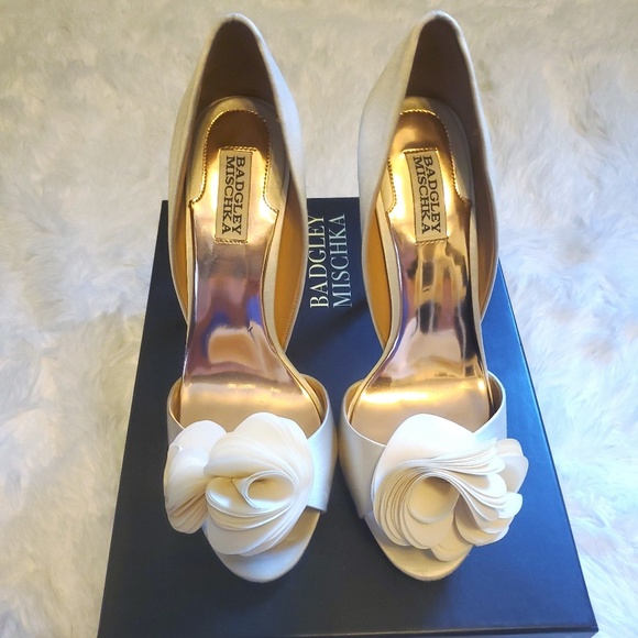 Badgley Mischka Shoes - Badgley Mischka 9.5 Blossom heels w/ box
